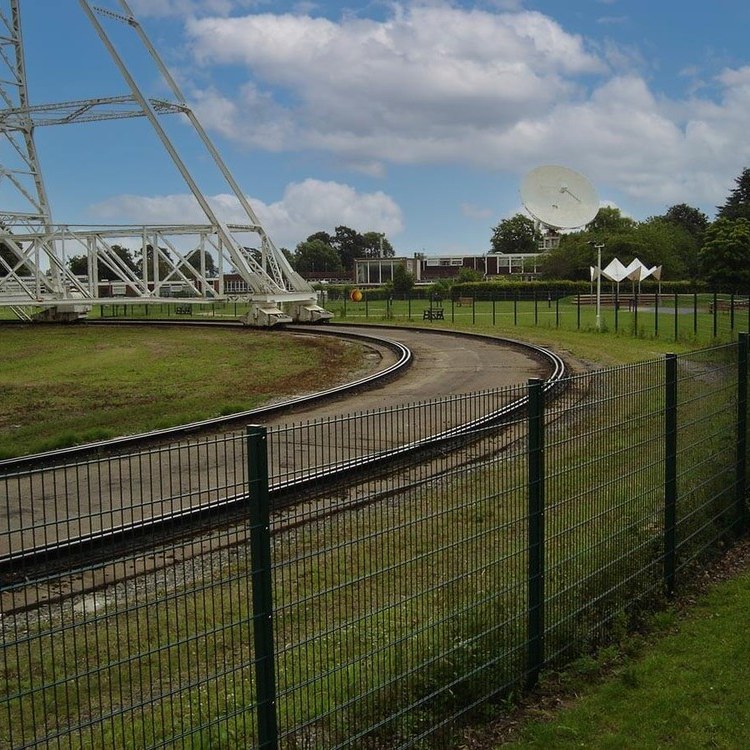Twin-wire mesh fence with matching posts
