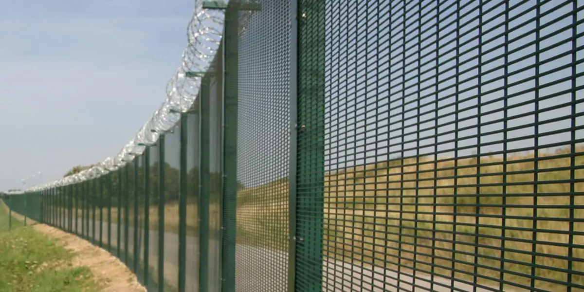 Close-aperture security mesh panels and posts