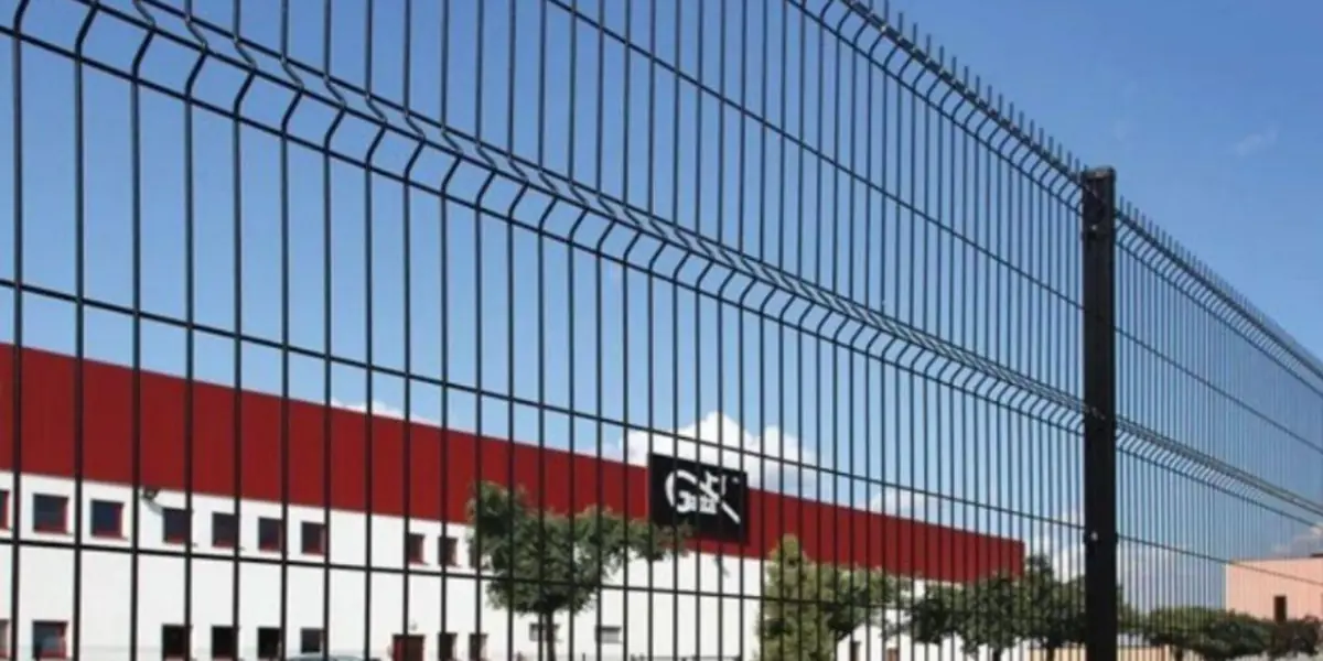 Profiled mesh fencing beside a commercial building